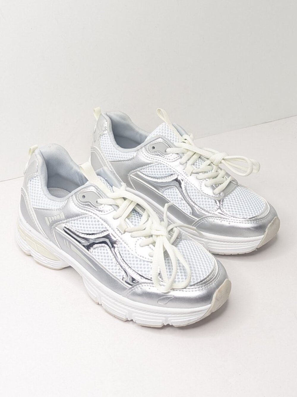 Madden Girl Heidii Casual Sporty Sneakers White Silver Womens 9